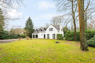 Située dans la rue Raymond Delbeke, une route de liaison entre Schilde et Brecht, cette charmante villa se trouve sur un terrain de 1.753 m². La maison a été entièrement rénovée avec goût en 2025, tout en conservant son caractère chaleureux et une finition contemporaine.<br /><br />Rez-de-chaussée:<br />Le hall d'entrée donne accès à un espace de vie lumineux avec cheminée, poutres en chêne et de grandes baies vitrées donnant sur le jardin. La salle à manger s'intègre parfaitement et forme, avec le salon, une zone de vie agréable avec vue sur le vert.<br />La cuisine rénovée, aux tons doux avec des accents en bois, est équipée d'appareils de qualité et offre beaucoup d'espace de travail et de rangement.<br />Le double garage a déjà été rénové et préparé pour une finition ultérieure. Il peut facilement être transformé en un grand bureau à domicile, une salle de jeux pour enfants ou une chambre d'amis avec salle de bains - ou une combinaison des deux.<br /><br />Premier étage:<br />Au premier étage se trouvent quatre chambres, dont une spacieuse chambre principale avec des placards intégrés et une salle de bains attenante. Les autres chambres peuvent parfaitement servir de chambre d'enfants, d'invités ou de bureau. Une deuxième salle de bains et une pratique salle de douche (éventuellement utilisable comme buanderie) complètent cet étage.<br /><br />Jardin:<br />Le jardin orienté au sud-est forme une barrière verte entre la maison et l'environnement et offre une sensation surprenante d'intimité. Grâce à la grande parcelle et à la terrasse couverte avec cheminée, on profite pleinement de l'espace extérieur.<br /><br />Cette maison combine une finition récente et chaleureuse avec une excellente accessibilité et une grande parcelle, ce qui la rend particulièrement intéressante pour ceux qui veulent vivre confortablement et avec style à Zoersel.
