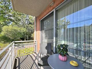 Disposition : <br /><br />- hall d'entrée<br />- espace de vie ouvert avec fenêtre coulissante et accès à la terrasse<br />- terrasse couverte (5 m²) orientée sud-ouest avec vue sur le parc adjacent<br />- cuisine<br />- débarras avec connexion pour lave-linge et sèche-linge<br />- toilettes séparées avec lavabo<br />- chambre 1 avec salle de bain attenante, équipée d'une douche et d'un lavabo<br />- salle de bain 2 avec baignoire et double vasque<br />- chambre 2<br />- rangement au sous-sol (4 m²)<br /><br />Avantages supplémentaires :<br />- Faibles coûts fixes : 60€ (y compris le paiement anticipé pour l'utilisation privée de l'eau)<br />- possibilité de louer un garage avec portail sectionnel (G24) à partir du 1/6/2027 (100 €/mois)<br />- un espace pour garer votre vélo dans le parking souterrain<br />- porte d'entrée ignifuge et sécurisée<br />- ascenseur<br /><br />L'appartement sera disponible à partir du 1/12/2026.<br /><br />Cet appartement à louer à Lint vous intéresse ?<br />N'hésitez pas à soumettre une demande de visite via notre site internet via la barre rouge qui y est prévue.<br /><br />Vous souhaitez également vendre ou louer votre propriété ? Nous sommes heureux de pouvoir vous aider. Toujours à votre service pour répondre à toutes vos questions sur l'immobilier.<br />