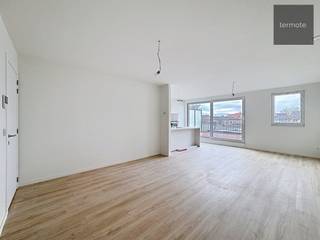 Dit energiezuinige en zeer ruime 3-slpk-appartement is gelegen in de kleinschalige nieuwbouwresidentie Alexis.<br />Gelegen langs een invalsweg, op een boogscheut van het centrum van Waregem.
<h4><span>Het appartement omvat : </span><span><span>Inkomhall met gastentoilet, wasplaats, leefruimte met open keuken (samen 40m²), terras 13m² achteraan, koele berging, </span><strong>3</strong><span> slaapkamers (13, 7 &amp; 7m²) en badkamer met inloopdouche en toilet</span> -</span><span><span><span> </span></span></span><span>Inclusief garage </span></h4>
<span><u><span>Elk appartement is hoogwaardig afgewerkt en voorzien van alle hedendaagse en vooruitstrevende technieken:</span></u></span>

<ul>
	<li><span><span>Perfect geïsoleerde bouwschil met hoge luchtdichtheid en een hoog akoestisch comfort</span></span></li>
	<li><span><span>Vloerverwarming met warmtepomp (lucht-water) (ook comfortkoeling)</span></span></li>
	<li><span><span>Constante aanvoer van verse lucht dmv een ventilatiesysteem type D met warmterecuperatie </span></span></li>
	<li><span><span>Zonnepanelen voor ieder appartement (privatief)</span></span></li>
	<li><span><span>Domotica pakket Velbus</span></span></li>
	<li><span><span>Gegarandeerd lagere energiefacturen (+/- E 12)</span></span></li>
	<li><span><span>Volledig ingerichte keuken voorzien van alle inbouwapparatuur</span></span></li>
	<li><span><span>De appartementen worden volledig geschilderd  </span></span></li>
	<li><span><span>Berging voor vuilnis</span></span></li>
	<li><span><span>Mogelijkheid om parkings P07 en P08 bij te huren aan 35 €/mnd</span></span></li>
	<li><span><span>Fietsenstalling</span></span></li>
</ul>
<span><span>De appartementen zullen beschikbaar zijn vanaf januari/februari 2026</span></span><br /> 