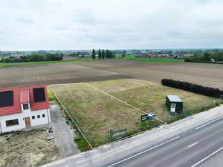 Langs de Ruiseleedsesteenweg in Tielt bieden we nog een exclusieve bouwgrond aan. Met een oppervlakte van 866 m² heb je alle ruimte om een woning te bouwen die perfect bij je past. Of je nu kiest voor een gezinswoning met een grote tuin of een gelijkvloerse woning met alle comfort, hier woon je op een centrale locatie met een vlotte bereikbaarheid. 6% BTW mogelijk*<br /><br />Het perceel ligt langs een belangrijke verbindingsweg, wat zorgt voor een snelle toegang tot omliggende steden en voorzieningen. Tegelijk geniet je van een prachtig landelijk uitzicht dankzij het agrarische karakter van de omgeving. Een unieke combinatie van bereikbaarheid en open ruimte.<br /><br />De foto's van de woningen zijn als referentie. Of je nu een landelijke woning of modernere architectuur wenst, alles kan. 6% BTW mogelijk*<br />Contacteer ons voor de mogelijkheden!