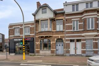 <p><span>Te renoveren karakterwoning op strategische ligging in Mortsel</span></p><p><span>Unieke opportuniteit te Mortsel: een karaktervolle woning met tal van mogelijkheden voor wie op zoek is naar een renovatieproject met potentieel.</span></p><p><span>De woning beschikt over vijf slaapkamers en geniet van een grote tuin, ideaal voor gezinnen of wie graag buitenruimte heeft.</span></p><p><span>Het geheel is totaal te renoveren, maar biedt een uitstekende basis om naar eigen smaak en noden in te richten. Dankzij de strategische ligging in Mortsel, met vlotte verbindingen naar Antwerpen, openbaar vervoer, winkels en scholen in de nabijheid, vormt dit pand een interessante investering of een ideale gezinswoning.</span></p><p><span>Troeven:</span><span><br />· Karakterwoning met 5 slaapkamers<br />· Grote tuin<br />· Totaal renovatieproject met veel potentieel<br />· Strategische ligging in Mortsel</span></p><p><span>Interesse? Contacteer ons voor meer informatie of een bezoek ter plaatse.</span></p>