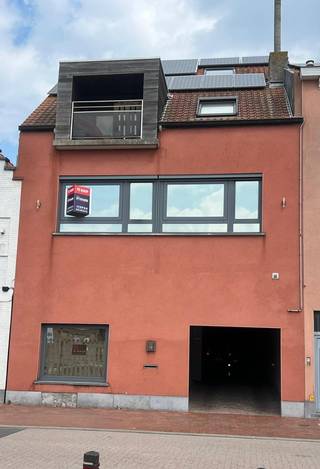 Instapklare en bijzonder ruime familie- en/of vakantiewoning in het centrum van KnokkeOp zoek naar een gerieflijke, veelzijdige en perfect...