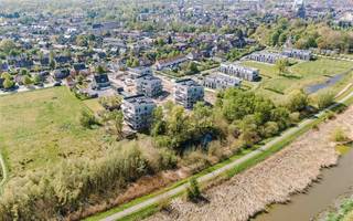 <p><span>TUBEL Gentbrugge - Scheldeproject aan de Gentbrugse Meersen - Reeds 81% verkocht! Wees er snel bij!</span></p><p><span> </span></p><p><span>Tubel is een gloednieuwe woonsite langsheen de Schelde in Gentbrugge. </span></p><p><span> </span></p><p><span>Hier gaan stijlvolle architectuur, duurzame materialen en doordachte technieken hand in hand met de natuurlijke dynamiek van het aanpalende natuurgebied Gentbrugse Meersen. </span></p><p><span>En dit alles op een boogscheut (4 km) van Gent verwijderd! </span></p><p><span> </span></p><p><span>Tubel belooft een frisse en dynamische woonzone te worden waar het aangenaam leven is voor iedereen. </span></p><p><span>Een gloednieuwe thuis voor éénieder die belang hecht aan gezond wonen en bewust leven, aan optimaal werken en heerlijk ontspannen. </span></p><p><span> </span></p><p><span>4 stapelwoningen met 54 appartementen (1, 2 en 3-slaapkamers), tuin en/of ruim terras (tot 61,4m²!) sieren het project. </span></p><p><span>Extra troeven: ondergrondse parking (met mogelijkheid tot het voorzien van een laadpunt), fietsenberging, publiek fiets-/wandelpad en een co-moestuin.</span></p><p><span> </span></p><p><span>DE WONINGEN: </span></p><p><span>4 energiezuinige (E20, potentieel nog zuiniger) stapelwoningen met licht hellend dak bestaand uit 3, 4 of 5 bouwlagen. 12 tuinappartementen, 30 terrasappartementen, 12 dakappartementen. </span></p><p><span>Bewoonbare oppervlaktes van 53,2 m² tot 139,5 m² met terrassen van 9 m² tot 61,4 m² en tuinen van 106 m² tot 294 m². </span></p><p><span> </span></p><p><span>DE SITE: </span></p><p><span>Minimale verharding, maximale groenbeleving met streekeigen vegetatie. Ruime ondergrondse parking, bergingen en fietsenstallingen. <br />Een dynamische woonsite met wadi's, speelheuvels, co-moestuin en bloemenweides. Het publieke fiets- en wandelpad verbindt de Gentbruggekouter met het achterliggend jaagpad langs de Schelde. </span></p><p><span> </span></p><p><span>DE OMGEVING: </span></p><p><span>Natuurgebied Gentbrugse Meersen 240ha: aanpalend. <br />Gentbrugge treinstation: 2,1 km. Gent Centrum: 4,5 km. Oprit R4/E40/E17: 2,4 km. Winkels en faciliteiten: op 500 m.</span></p><p><span> </span></p><p><span>Vanaf 340.000 euro excl. kosten en btw.</span><span> </span><span>Dit project komt in aanmerking voor de 6% BTW - regelgeving. </span></p><p><span>Verhuizen of verhuren kan meteen - de appartementen zijn instapklaar bij akte. Kies nu nog zelf uw afwerking!</span></p><p><span> </span></p><p><span>Neem contact op met Axel Lenaerts makelaars voor een bezoek: 09 245 24 24 of <span>gent@axellenaerts.be</span></span><span> </span></p><p><span> </span></p>