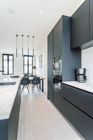 Deze parel beslaat de complete eerste verdieping van een residentie bestaande uit 3 eenheden dat geheel is gerenoveerd in 2023. Werkelijk het...