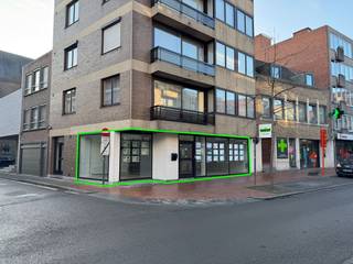 Bent u op zoek naar een uitstekend gelegen handelspand om uw onderneming te vestigen? Deze eigendom in het hart van Izegem biedt talloze mogelijkheden voor ondernemers en investeerders.<br /><br />Gelegen in een bruisende buurt met veel passage, geniet dit pand van een uitstekende zichtbaarheid en bereikbaarheid. In de nabije omgeving bevinden zich tal van winkels, horecazaken en parkeermogelijkheden, wat zorgt voor een dynamische en klantgerichte omgeving.<br /><br />Het handelspand is voorzien van een eigen kitchenette, voldoende opbergplaats, apart toilet en een buitenkoer. <br /><br />Aarzel niet om contact op te nemen voor meer informatie of een bezoek ter plaatse. Dit handelspand is een investering in de toekomst van uw onderneming!<br /><br />