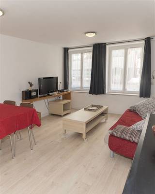 <p><span>Op te Frissen appartement in Blankenberge met 1 slaapkamer en 1 badkamer. Deze compacte woning biedt een bewoonbare oppervlakte van circa 35 m² en een grondoppervlakte van circa 125 m².</span></p><p><span> </span></p><p><span>De living is licht en aangenaam, met voldoende ruimte voor een zithoek en een eetgedeelte. De open keuken is praktisch ingedeeld en uitgerust met alle nodige apparatuur (oven, magnetron, kookplaat en koelkast), zodat koken eenvoudig en plezierig is. Grote ramen zorgen voor veel daglicht en een frisse sfeer.</span></p><p><span> </span></p><p><span>De slaapkamer is netjes ingericht en biedt comfortabele rust en bergruimte. De badkamer heeft een douche, wastafel en toilet en sluit naadloos aan bij de functionele indeling van de woning.</span></p><p><span> </span></p><p><span>Dankzij de centrale ligging in Blankenberge geniet je van een korte wandeling naar het strand, de boulevard en tal van winkels en horeca zaken. Openbaar vervoer is nabij, waardoor zowel het dagelijkse vervoer als een bezoek aan de nabijgelegen kustplaatsen uiterst eenvoudig is.</span></p><p><span> </span></p><p><span>Het App. is ideaal als tweede verblijf aan zee of rendabele investering dankzij de populaire kustlocatie. Wil je snel weten of dit jouw toekomstige thuis kan zijn? Neem dan snel contact op voor een bezichtiging.Bel 050/41.55.50</span></p>