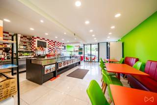 We Invest biedt u deze polyvalente commerciële benedenverdieping aan, ideaal gelegen in een bloeiende woonwijk, vlakbij het centrum van...