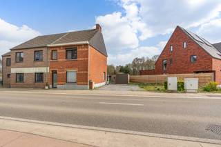 Te renoveren haflopen bebouwing met 3 slaapkamers op een perceel van 13a77ca, gelegen aan de Molemstraat nabij het centrum van Lummen. De woning is centraal gelegen en combineert rust met een uitstekende bereikbaarheid van voorzieningen zoals scholen, winkels en snelwegen. Bovendien is er een vlotte verbinding naar het centrum van Lummen, zowel via fietspaden als de autosnelweg, wat zorgt voor een aangenaam wooncomfort. Bewoonbare opp. 147m².<br /><br />INDELING: GELIJKVLOERS: Inkomhal; Keuken; Woon-en eetkamer; Badkamer; Garagebox.<br />EERSTE VERDIEP: 3 slaapkamers; toegang tot de zolder.<br />TUIN: Ruime oprit, binnenplaats en prachtige grote tuin, volledig omheind en voorzien van een tuinberging.<br /><br />TROEVEN:<br />•Bij de aankoop van een enige eigen ‘bescheiden’ woning kan u, genieten van het verlaagd tarief van 2%<br />•Verschillende mogelijkheden voor renovatie <br />•Recente boiler <br />•Het dak werd reeds geïsoleerd <br />•Deels dubbel glas, handmatige rolluiken<br />•Ruime oprit + garagebox.<br /><br />EPC-label E met een score van 407 kWh/m². Renovatieverplichting.<br />CV op gas. <br />Bestuursmaatregelen in het maatregelenregister: nee<br /><br />Kortom, deze woning is een unieke kans voor wie op zoek is naar een renovatieproject met veel mogelijkheden, een prachtige tuin en een centrale ligging. <br /><br />Voor meer info of bezichtiging bel Jeff op 0472/04.26.49 of 011 22 19 17. Bekijkt u deze advertentie via een aanverwante vastgoedsite, surf dan zeker naar onze website www.limburgsvastgoed.be voor een uitgebreide omschrijving en foto’s.