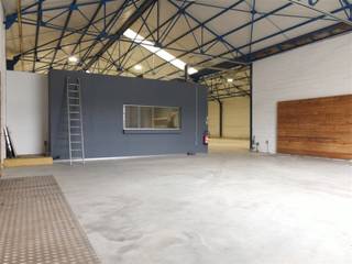 Multifunctioneel bedrijfsgebouw van +/-900m² toegankelijk via sectionaalpoort, met bureauruimte, sanitairRuime parking en circulatieruimte rond het...