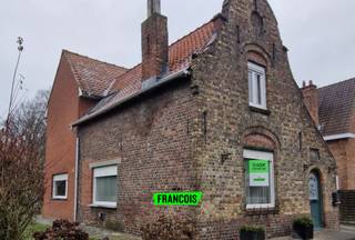 In een rustige straat vlak bij het centrum van Torhout bevindt zich deze karaktervolle woning, gebouwd in 1930. Dankzij de centrale ligging bevinden winkels, scholen en openbaar vervoer zich allemaal op wandelafstand, terwijl u toch geniet van een aangename en rustige woonomgeving.<br /><br />Bij het binnenkomen leidt de inkomhal u naar de gezellige woonkamer met zithoek. Aansluitend bevindt zich de ruime leefkeuken, waar voldaan is aan de hedendaagse norm. Deze ruimtes bieden samen een praktische indeling met veel mogelijkheden om het interieur naar eigen smaak te vernieuwen. Verder vindt u op het gelijkvloers een badkamer en een aparte wasplaats. Op de eerste verdieping zijn er drie volwaardige slaapkamers.<br /><br />Achteraan de woning bevindt zich een zongerichte, onderhoudsvriendelijke tuin. Kortom een aangename buitenruimte waar u kunt genieten van de zon en de nodige privacy. De aanwezige garage biedt bijkomende opbergruimte of kan gebruikt worden als parkeerplaats.<br /><br />Deze woning biedt een stevige basis met veel potentieel en een gunstige ligging op wandelafstand van het centrum van Torhout. Ideaal voor wie op zoek is naar een woning met karakter die nog naar eigen wens kan worden opgefrist.<br /><br />