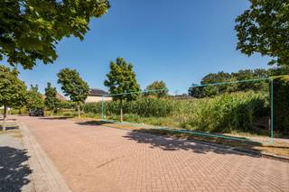 <p><span>Op zoek naar een mooi perceel bouwgrond waar u uw eigen woning kunt realiseren? Deze bouwgrond van ca. </span><strong><span>963 m²</span></strong><span> is bestemd voor het oprichten van een </span><strong><span>vrijstaande eengezinswoning</span></strong><span> en biedt dankzij de gunstige perceelafmetingen heel wat mogelijkheden.</span></p>
<p><span><strong>Perceel</strong><br /></span>- Perceeloppervlakte van ca. <strong><span>962,82 m²<br /></span></strong>- Perceelbreedte van ca. <strong><span>18 meter<br /></span></strong>- Perceeldiepte van ca. <strong><span>53 meter<br /></span></strong>- Bouwzone voor het hoofdgebouw met een maximale diepte van <strong><span>17 meter<br /></span></strong>- Voortuinzone van <strong><span>6 meter<br /></span></strong>- Minimaal <strong><span>3 meter</span></strong> afstand tot de zijdelingse perceelsgrenzen</p>
<p><span><strong>Bouwmogelijkheden</strong><br /></span>- Bestemd voor een <strong><span>vrijstaande eengezinswoning<br /></span></strong>- Voorgevelbreedte van minimaal <strong><span>7 meter <br /></span></strong>- Maximale kroonlijsthoogte van <strong><span>6 meter</span></strong> volgens de aangepaste verkavelingsvoorschriften<br />- Maximale nokhoogte van <strong><span>11 meter<br /></span></strong>- Schuin dak met een dakhelling tussen <strong><span>35° en 55°<br /></span></strong>- Plat dak mogelijk voor uitbouwen</p>
<p><span><strong>Bijgebouwen</strong><br /></span>- Mogelijkheid tot het oprichten van <strong><span>bijgebouwen</span></strong>, rekening houdend met de geldende verkavelingsvoorschriften<br />- Gezamenlijke oppervlakte maximaal <strong><span>3% van de perceelsoppervlakte<br /></span></strong>- Maximale bouwhoogte van <strong><span>3 meter<br /></span></strong>- Afhankelijk van de inplanting is een plat of schuin dak mogelijk</p>
<p><span><strong>Bijzonderheden</strong><br /></span>- <strong><span>Ruim perceel</span></strong> van bijna 10 are<br />- Mooie perceelbreedte van ca. <strong><span>18 meter<br /></span></strong>- Geschikt voor een <strong><span>vrijstaande woning<br /></span></strong>- Royale bouwzone met een diepte tot <strong><span>17 meter<br /></span></strong>- Goede combinatie van <strong><span>woonruimte en tuin<br /></span></strong>- Verkavelingsvoorschriften beschikbaar op aanvraag</p>
<p><span><strong>Ligging</strong><br /></span><span>Het perceel is gelegen aan de Kauwenberg in Kalmthout, in een residentiële omgeving. Dankzij de ruime oppervlakte en de voorziene bouwzone vormt deze grond een interessante opportuniteit voor wie een vrijstaande woning volledig naar eigen smaak en behoeften wil realiseren.</span></p>
<p><span>De vermelde bouwmogelijkheden zijn gebaseerd op de beschikbare verkavelingsvoorschriften. Voor concrete bouwplannen en eventuele afwijkingen dient steeds navraag te worden gedaan bij de bevoegde gemeentelijke diensten.</span></p>