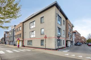 <p>Ruim gelijkvloers appartement met buitenruimte in Willebroek.</p><p><br /></p><p>Dit gerenoveerde gelijkvloers appartement in Willebroek combineert ruime leefruimtes, een praktische indeling en een grote koer/terras die een absolute troef vormt.<strong> </strong>Hier geniet je in alle rust van de buitenlucht, met voldoende ruimte om te ontspannen, te tafelen of gezellig te vertoeven.</p><p>Binnen werd het appartement vernieuwd met oog voor kwaliteit en comfort. Zo ligt er in de leefruimtes een nieuwe hoogkwalitatieve parketvloer, die zorgt voor een warme en stijlvolle uitstraling. De ruime woonkamer geniet van veel lichtinval en sluit aan op de praktische keuken en leefruimte. Met twee volwaardige slaapkamers biedt het appartement bovendien alle comfort voor een gezin, koppel of wie extra ruimte wenst.</p><p>De centrale ligging nabij scholen, openbaar vervoer, een park en het treinstation maakt dit appartement extra aantrekkelijk. Dankzij het EPC-label B geniet je bovendien van een energiezuiniger wooncomfort.</p><p><br /></p><p>Belangrijkste ruimtes:</p><p>• Ruime woonkamer met veel lichtinval</p><p>• Praktische keuken met aansluitende leefruimte</p><p>• Twee volwaardige slaapkamers</p><p>• Buitenruimte om te genieten van frisse lucht en ontspanning</p><p><br /></p><p>Troeven:</p><p>• Ruim gelijkvloers appartement met praktische indeling</p><p>• Gerenoveerd en instapklaar</p><p>• Centrale ligging nabij scholen, openbaar vervoer en station</p><p><br /></p><p>Neem vandaag nog contact op met je ERA-makelaar voor een bezoek.</p><p><br /></p><p>JOUW DROOMAPPARTEMENT. ZO GEVONDEN!</p>