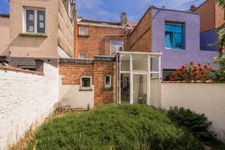 <p><span>In een rustige straat bevindt zich deze volledig te renoveren woning met een aangename noordwestgerichte tuin. Een ideale opportuniteit voor wie op zoek is naar een renovatieproject dat volledig naar eigen smaak kan worden ingericht.</span></p><p><span>Op het gelijkvloers bevinden zich een leefruimte met eetplaats, een aparte keuken en een veranda die uitkijkt op en toegang geeft tot de tuin. Op de eerste verdieping zijn er twee volwaardige slaapkamers en een compacte derde ruimte, die perfect kan worden ingericht als toekomstige badkamer.</span></p><p><span>Daarnaast beschikt de woning over een ruime zolder met uitbreidingsmogelijkheden en een kelderverdieping met extra bergruimte.</span></p><p><span>De woning dient volledig gerenoveerd te worden. Er is momenteel geen centrale verwarming of sanitaire installatie aanwezig en een deel van de ramen is nog voorzien van enkele beglazing. Dankzij de praktische indeling, de uitbreidingsmogelijkheden en de rustige ligging vormt dit pand echter een uitstekende basis voor wie een woning volledig naar eigen wensen wil creëren.</span></p><p><span>Een interessante kans voor renovatieliefhebbers, investeerders of handige doe-het-zelvers die het potentieel van deze woning weten te benutten.</span></p>