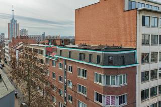 <p>Dit <strong>lichtrijke appartement van 91 m² met twee slaapkamers</strong> is uitstekend gelegen op wandelafstand van het station, openbaar vervoer, winkels en het stadscentrum.<br /><br />Het appartement bevindt zich op de <strong>4e verdieping</strong> en strekt zich uit over de <strong>volledige lengte van het gebouw</strong>, wat zorgt voor een aangenaam ruimtegevoel en uitzonderlijk veel lichtinval. Dankzij de <strong>volledig zuidgerichte ramen</strong> geniet u hier de hele dag van natuurlijk licht.<br /><br />In <strong>2020</strong> werden zowel de <strong>keuken</strong> als <strong>alle ramen</strong> vernieuwd. Daarnaast zijn er <strong>privatieve zonnepanelen</strong> aanwezig, met mogelijkheid tot uitbreiding en het toevoegen van <strong>airconditioning</strong>. <br /><br /><span>Absolute troef is het <b>ruime, zuidgeoriënteerde terras van 20 m²</b> met een <b>prachtig open zicht over Leuven</b>. Een zeldzame meerwaarde op deze centrale ligging.<br /><br /></span><span>Verder beschikt het appartement over een <b>ruime privatieve kelderberging</b>. </span><span></span> De <strong>gemeenschappelijke kosten zijn zeer beperkt</strong> en de <strong>inkomhal van de residentie wordt momenteel opgefrist</strong>.<br /><br />Bent u op zoek naar een comfortabel appartement op een centrale ligging met veel licht en buitenruimte? <br /><br /><span>Contacteer ons vandaag voor een bezoek.</span><span></span></p>