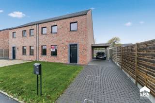 Over de woningDeze recente, instapklare en energiezuinige halfopen woning (EPC A) biedt modern wooncomfort met zonnepanelen, conforme elektriciteit...