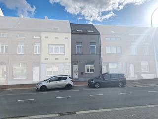 <p>Gezellig rijhuis in centrum Aalst met veel lichtinval. Op het gelijkvloers is er een ingerichte keuken, eetkamer en ruime leefruimte. In de gang, onder de trap is er een aansluiting voor een wasmachine en extra opbergruimte. Er is een zongericht koertje achter de woning en er is een mogelijkheid tot het maken van een dakterras op de eerste verdieping.<br />Op de verdieping is 1 slaapkamers en een grote badkamer met toilet, bad+douche en dubbele lavabo. Op de zolderverdieping zijn 2 slaapkamers met veel lichtinval via de dakramen.</p><p>Deze instapklare woning biedt een EPC-label B, wat garant staat voor een goede energiezuinigheid.</p><p>Momenteel verhuurd, einde huurcontract 31/12/2026. Er is een conformiteitsattest aanwezig om te verhuren.</p><p>Indeling:<br />Gelijkvloers - inkomhal, keuken (14m²), eetkamer (12m²), leefruimte (21,5m²) + gezellig koertje (15m²)<br />1e verdieping - badkamer (11,5m²) en slaapkamer (18m²)<br />2e verdieping - 2 slaapkamers (10m² en 16m²)</p><p>Info:<br />Bouwjaar: 1930<br />Laatst gerenoveerd in 2022<br />EPC B (168 kWh/m²jaar)<br />Elektriciteit conform en gekeurd<br />Vloerverwarming gelijkvloers<br />Mobiscore 9,3 (fietsafstand naar het station, snel op de autostrade, bushalte vlakbij)</p><p>Bezoek:<br />Enkel op afspraak - (bel of whatsapp)</p>