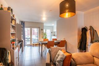 Ontdek dit uitstekend onderhouden appartement, gelegen aan de prachtige Leuvense vaart. Dit appartement biedt u de perfecte combinatie van rust en stadsleven. U bevindt zich op slechts enkele minuten wandelen van het centraal station, met gemakkelijke toegang tot bussen, winkels en scholen. Alles wat u nodig heeft, ligt binnen handbereik.<br /><br />Het appartement zelf straalt comfort en kwaliteit uit. Bij binnenkomst wordt u verwelkomd in een lichtrijke woonkamer. De keuken is volledig uitgerust met hoogwaardige apparatuur, ideaal voor kookliefhebbers. De slaapkamer is ruim en biedt voldoende opbergruimte. De badkamer is mooi afgewerkt.<br /><br />Daarnaast ligt dit appartement op fietsafstand van de groene long van Mechelen: het prachtige Vrijbroekpark. Hier kunt u genieten van ontspannen wandelingen, sportieve activiteiten en de schoonheid van de natuur.<br /><br />Parking inbegrepen!<br />Provisie kosten: €60/ maand<br />Beschikbaar: vanaf maart!<br /><br />Vraag je bezoek uitsluitend aan via de website van Malines Group.