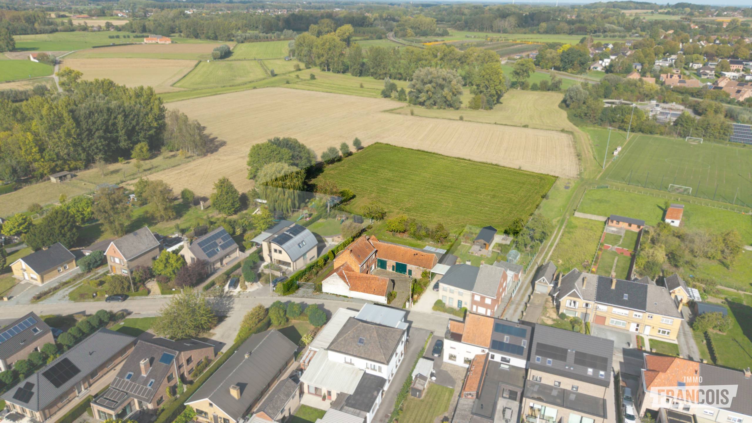 Te renoveren hoeve met stallen op 8.829 m² in Scheldewindeke | TE KOOP - foto 1