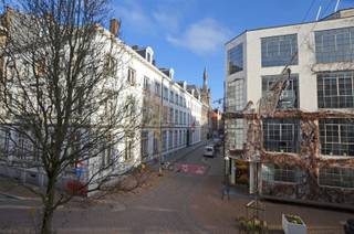 <p><span>In het hart van Hasselt staat dit uitzonderlijke neoclassicistisch herenhuis, een pand dat charme, authenticiteit en functionaliteit naadloos samenbrengt. Met zijn combinatie van handelspand op het gelijkvloers en duplexappartement erboven, biedt deze eigendom verschillende mogelijkheden: stijlvolle gezinswoning, combinatie horeca + wonen, handelspand met bovenliggende woonst of verhuurmogelijkheid, kantoor, gallery, conceptstore…</span></p><p><span> </span></p><p><span>Bij het binnenkomen stapt u de elegante inkomhal met glaspartij binnen, waar het statige karakter van weleer mooi bewaard is gebleven. De glazen afscheiding naar de traphal met authentieke elementen brengt een combinatie van karakter met rustige, moderne uitstraling.</span></p><p><span> </span></p><p><span>Het handelspand op het gelijkvloers omvat een aangename ruimte met een mooi zicht op de binnenstad, een kitchenette en een doorloop naar de indrukwekkende orangerie achteraan. De royale glaspartij creëert een open, lichte sfeer en maakt deze ruimte geschikt voor uiteenlopende commerciële concepten. Dankzij de achterdeur met toegang via het steegje is het pand ook langs achter bereikbaar — een absolute meerwaarde voor zowel logistiek als privacy.</span></p><p><span> </span></p><p><span>Via een karaktervolle trap is de eerste verdieping bereikbaar. Hier bevindt zich de lichtrijke leefruimte met aansluitend een volledig uitgeruste keuken en eetplaats. Het aangename terras biedt hier een rustige buitenruimte midden in de stad.</span></p><p><span> </span></p><p><span>De tweede verdieping omvat een sfeervolle slaapkamer met dressing, een apart toilet en een badkamer. De verrassende mezzanine, open tot in de nok, geeft de woning een bijzondere ruimtelijkheid en kan perfect dienen als bureau of hobbyruimte.</span></p><p><span> </span></p><p><span>De kelder is netjes afgewerkt met sanitair voor dames en heren, een technische ruimte en een bijkomende kelderruimte. Deze laatste geeft bovendien via een luik met trap directe toegang tot de orangerie.</span></p><p><span> </span></p><p><span>Een pand met mogelijkheden!</span></p><p><span> </span></p>