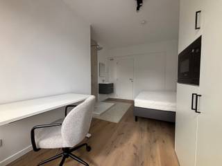 <span><strong>**Luxueus studeren in hartje leuven**</strong></span><br /><br />In de <strong>Ravenstraat</strong> bevindt zich deze volledig gerenoveerde residentie, gelegen pal in het centrum van Leuven. Op slechts een steenworp van het Ladeuzeplein en op wandelafstand van het station en de Bondgenotenlaan geniet je hier van een uiterst centrale ligging.<br /><br />De residentie omvat <strong>15 studentenkamers</strong>, waarvan 14 met gedeelde sanitaire voorzieningen en één kamer met een volledig privatieve badkamer, aangevuld met een <strong>éénslaapkamerappartement</strong>. Alle units worden <strong>volledig bemeubeld</strong> aangeboden en zijn uitgerust met een eigen ontbijthoek.<br /><br />Daarnaast beschikt het gebouw over een <strong>gemeenschappelijke keuken</strong> die volledig is ingericht, zodat studenten naar wens kunnen koken. Er is eveneens een afvallokaal voorzien. Op elk verdiep is er een toilet voorzien die de studenten kunnen delen. Het pand wordt opgeleverd in april 2026 en zal afgewerkt zijn met kwalitatieve materialen en een hoogwaardige afwerking.<br /><br /><span>Het pand is opgedeeld als volgt:</span><br /><span>UNIT 0001: éénslaapkamer appartement (52,98 m2) met privatief terras</span><br /><span>UNIT 0101: Kamer met douche en lavabo (12,97 m2) aan de achterzijde van het gebouw</span><br /><span>UNIT 0102: Kamer met douche en lavabo (13,14 m2) aan de achterzijde van het gebouw</span><br /><span>UNIT 0103: Kamer met douche en lavabo (12,45 m2) aan de voorzijde van het gebouw</span><br /><span>UNIT 0104: Kamer met douche en lavabo (12,53 m2) aan de voorzijde van het gebouw</span><br /><span>UNIT 0201: Kamer met douche en lavabo (12,95 m2) aan de achterzijde van het gebouw</span><br /><span>UNIT 0202: Kamer met douche en lavabo (12,70 m2) aan de achterzijde van het gebouw</span><br /><span>UNIT 0203: Kamer met douche en lavabo (12,62 m2) aan de voorzijde van het gebouw</span><br /><span>UNIT 0204: Kamer met douche en lavabo (12,47 m2) aan de voorzijde van het gebouw</span><br /><span>UNIT 0301: Kamer met douche en lavabo (12,63 m2) aan de achterzijde van het gebouw</span><br /><span>UNIT 0302: Kamer met douche en lavabo (12,64 m2) aan de achterzijde van het gebouw</span><br /><span>UNIT 0303: Kamer met douche en lavabo (12,38m2) aan de voorzijde van het gebouw</span><br /><span>UNIT 0304: Kamer met douche en lavabo (12,48 m2) aan de voorzijde van het gebouw</span><br /><span>UNIT 0401: Kamer met douche en lavabo (12,61 m2) aan de achterzijde van het gebouw</span><br /><span>UNIT 0402: Kamer met douche en lavabo (12,68 m2) aan de achterzijde van het gebouw</span><br /><span>UNIT 0403: Kamer eigen sanitair (12,61 m2) aan de voorzijde van het gebouw<br /><br /><span><span><strong>Interesse in een bezoek ter plaatse? Met plezier! Contacteer onze Expert Investeringsvastgoed Jacky: 0495 53 46 49 of jacky@connect-immo.be</strong></span><br /><br />EPB Startverklaring</span></span>