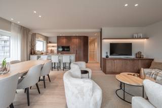 Zonnig hoekappartement – Instapklaar, gerenoveerd en op toplocatie in Duinbergen!Op slechts een steenworp van de Zeedijk in Duinbergen bevindt zich...