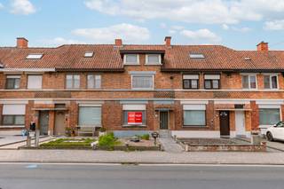 Voor meer info of een bezoek, contacteer Eva via 0475 69 38 22 of eva@vicusvastgoed.be<br /><br />Deze woning biedt een uitstekende opportuniteit voor wie op zoek is naar een project met tal van mogelijkheden, gecombineerd met een vlot bereikbare ligging. Gelegen in een rustige en kindvriendelijke woonwijk in Rumbeke, bevindt de woning zich op wandelafstand van het centrum, scholen, winkels en openbaar vervoer. Dankzij de goede verbinding naar de E403 en de zonnige westgerichte tuin geniet je hier van een ideale balans tussen bereikbaarheid en wooncomfort.<br /><br />Bij het betreden van de woning kom je in de ruime woonkamer, die aansluit op de keuken. Aansluitend bevindt zich de badkamer op het gelijkvloers. Op de eerste verdieping zijn er twee volwaardige slaapkamers, aangevuld met een zolderkamer die als extra slaapkamer gebruikt wordt.<br /><br />De woning beschikt over een bijzonder ruime, westgerichte tuin waar je de hele dag door kan genieten van de zon.<br />Hoewel het om een gesloten bebouwing gaat, is er een praktische achteringang via de Monseigneur De Haernestraat, wat zorgt voor extra comfort en toegankelijkheid.<br />Voor meer info of een bezoek, contacteer Eva via 0475 69 38 22 of eva@vicusvastgoed.be