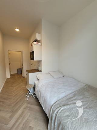 <p><span>Kleinschalige studentenresidentie met 8 kamers.</span></p><p><span> </span></p><p><span>Dit gebouw werd volledige onder handen genomen en zeer kwalitatief afgewerkt. De kamers zijn voorzien van een individuele airco unit om zowel in de zomer als Winter te genieten van een optimaal comfort. De badkamers zijn allen voorzien van een douche, wastafel en toilet. De toegang gebeurt met elektronische sloten,  optimale veiligheid en gebruiksvriendelijk. </span></p><p><span> </span></p><p><span>Op verdieping -1 is er een gezellige ontspanningsruimte en gemeenschappelijke keuken voorzien van alle comfort. Door deze ligging op -1 is dit ook perfect afgescheiden van de andere ruimtes om geluidsoverlast tegen te gaan.</span></p><p><span> </span></p><p><span>De getoonde foto's geven de sfeer, afwerkingskwaliteit en materiaalkeuzes weer.  Deze zijn echter niet van deze residentie omdat hier nog de laatste werken bezig zijn.</span></p><p><span> </span></p><p><span>Wordt jij de eerste bewoner van deze kamer? Neem snel contact op met <span>student@immolivit.be</span></span><span> of vraag een afspraak aan via onze website</span></p><p><span> </span></p>