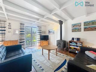 Deze charmante visserswoning in vakantiepark 'Duinhoek', vlakbij natuurreservaat Westhoek en op fietsafstand van het strand, is de perfecte uitvalsbasis voor een zorgeloze vakantie aan zee. <br /><br />De woning bestaat uit een inkomhal, leefruimte met zit- en eethoek en open keuken, 3 slaapkamers, 2 badkamers, een gastentoilet en een wasplaats. <br /><br />Buiten is het heerlijk vertoeven in de ruime, onderhoudsvriendelijke tuin. Dankzij de 2 terrassen geniet je op elk moment van de dag van de zon, en de 2 tuinbergingen voorzien in extra opberggemak. Voor de woning bevindt zich een privatieve parkeerplaats. <br /><br />Het vakantiepark beschikt over een groot openluchtzwembad dat in het zomerseizoen dmv. zonnepanelen verwarmd wordt tot een aangename 28°. <br /><br />Plan je bezoek en ervaar zelf het heerlijke gevoel van rust en vakantie!