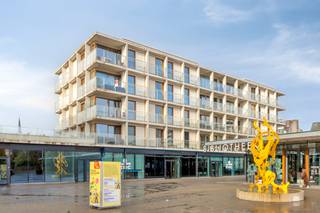 [[ DIT PAND NEEMT DEEL AAN DE ERA OPEN HUIZEN DAG OP 6/12 VAN 11:00 TOT 12:00 ]]
<h2>Waregem: recent appartement met 2 slaapkamers en met ondergrondse parkeerplaats te koop.<br /><br />Dit recent gebouwde, ruime hoekappartement met twee slaapkamers is gelegen aan de Zuiderpromenade in het centrum van Waregem. Het appartement bevindt zich op de derde verdieping, die bereikbaar is met een lift.<br /><br /><strong>Indeling:</strong><br />Inkomhal, woonkamer, ingerichte open keuken, terras, twee slaapkamers, badkamer met inloopdouche en dubbele wastafel, wasruimte en mooi terras met uitzicht op het Boekenplein en de bibliotheek.<br /><br /><strong>Voordelen:</strong></h2>

<ul><li>
	<h2>Hoek appartement</h2>
	</li><li>
	<h2>2 slaapkamers</h2>
	</li><li>
	<h2>​​​​​​​Centrum van Waregem</h2>
	</li><li>
	<h2>Ondergrondse p​​​​​arkeerplaats</h2>
	</li><li>
	<h2>​​​​​​​Rondom terras = gemakkelijk onderhoud.<br />	<br />	​​​​​​​Neem gerust contact op met Jérôme voor meer informatie: 0472/61.10.10</h2>
	</li></ul>