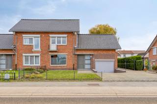 <strong>DEELS TE RENOVEREN GEZINSWONING (HOB) MET 3 SLAAPKAMERS, 2 BADKAMERS EN INPANDIGE GARAGE OP ZUIDOOSTELIJK GERICHT PERCEEL VAN 6A91CA TE HASSELT (STEVOORT) ! <br /><br /></strong>We vinden deze halfopen gezinswoning terug aan de Stevoortse kiezel 377. Deze locatie te Hasselt (Stevoort) betekent dat je op een boogscheut van het centrum van Stevoort woont en op slechts enkele kilometers van het centrum van Hasselt, Herk-de-Stad en Alken. <br />Verder bereik je van hieruit vlot de oprit naar de E313. Hou je van de natuur? Een viervoeter in huis die beweging nodig heeft? De prachtig groene omgeving van de Herkenrodebossen vind je hier in de achtertuin ! <br /><br />Deze woning werd in 1963 opgericht en doorheen de jaren zeer goed onderhouden. De slaapkamers werden nog maar net gerenoveerd en aan de elektrische installatie werden reeds werken uitgevoerd. De keuken werd bovendien ook vernieuwd. Op het gelijkvloers tref je eerst een ruime inkomhal met authentieke houten trap. Links bevindt zich de ruime doorzon-leefruimte met vernieuwde vloer (laminaat) met daarnaast de hippe keuken die uitgerust werd met <span>onder andere afwasmachine, heteluchtoven, inductiekookvuur, afzuigkap en softclosure lades.</span><br />De keuken leidt eerst verder naar het terras via de achterdeur en aan de andere zijde naar de provisiekelder en naar de diepe, inpandige garage uitgerust met elektrische kantelpoort. <br /><br />Op de tussenverdieping bereik je een eerste slaapkamer, een eerste badkamer met ligbad en wastafel en verder de tweede badkamer met douche en toilet. Via de overloop bereik je verder op de eerste verdieping een bergkamer en twee ruime slaapkamers, waarvan één met toegang naar een zeer ruime zolder, bereikbaar via vlizotrap-trap.<br /><br />Hier is het ook zeker de moeite waard om stil te staan bij de buitenzijde van de woning. <br />De zuidoostelijke oriëntatie van het perceel zorgt voor optimaal genot van de zon in de tuin. Deze laatste bestaat uit een ruim terras, een carport (2,5m hoog) en tuinberging, maar de kers op de taart is de aangelegde, omheinde en verzorgde grastuin. De diepe oprit (afgesloten met metalen poort) zorgt tot slot voor voldoende parkeergelegenheid aan huis. <br /><br />Interesse? Contacteer ons op 011 96 51 76 of mail naar info@momentumvastgoed.be.