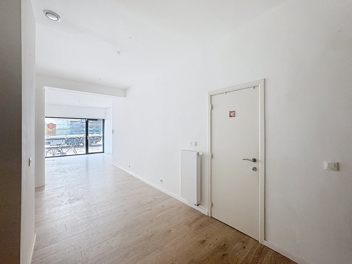 Te huur: Vernieuwd handelspand met toplocatie in Oostende! - foto 4