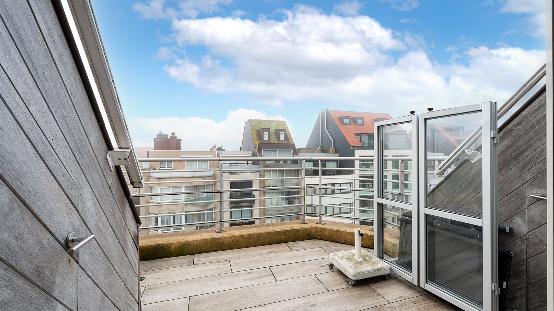 Penthouse avec grandes terrasses près de la plage à vendre - photo 2