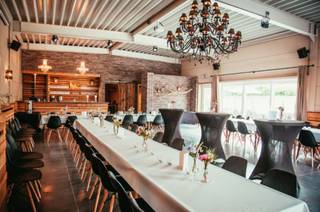 De bestaande feestzaal is volledig gebruiksklaar en voorzien van een tapinstallatie, een volledig geïnstalleerde keuken, een koelcel en de...