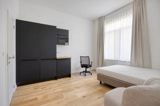 <span><span><strong>**ACADEMIEJAAR 2025-2026 - ENKEL STUDENTEN/STUDENTS ONLY**<br /></strong></span><br />We bieden u met veel plezier deze nieuwe lichtrijke en bemeubelde studentenkamer met eigen sanitair aan gelegen op de Tervuursevest, aan de ring van Leuven. Het gebouw is gelegen op een uiterst interessante uitvalsbasis, in de buurt van alle voorzieningen, campussen, openbaar vervoer en op wandelafstand van de historische binnenstad.<br /><br />In de gemeenschappelijke keuken kan er lekker worden gekookt en achteraan het gebouw is er een terras voorzien waar de studenten gezellig kunnen samenkomen. De kamer is gelegen op de eerste verdieping en beschikt over een privatieve badkamer.<br /><br /><strong><span>Meer informatie of een bezoek ter plaatse: verhuur@connect-immo.be of 0470 59 65 44</span><br /></strong><br />Huurprijs: €745 exclusief €90 (provisie voor water, verwarming, elektriciteit en internet)<br />* exclusief studententaks</span>