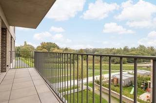 <p>Modern 1-slaapkamerappartement met zicht op het park</p>
<p>In het geliefde Park van Eden, aan de rustige Jef Nyslaan 16 in Wilrijk, vinden we dit stijlvolle nieuwbouwappartement op de tweede verdieping. Dankzij de groene omgeving, de nabijheid van winkels, scholen en vlotte bereikbaarheid met het openbaar vervoer, geniet je hier van een ideale combinatie van rust en comfort.</p>
<p>Bij het binnenkomen van het appartement word je verwelkomd in een inkomhal met ingemaakte vestiairekast. Links bevindt zich een praktische ruimte voor was- en droogmachine, gevolgd door een apart toilet en een moderne badkamer met inloopdouche. De slaapkamer biedt voldoende plaats en comfort. De volledig geïnstalleerde open keuken sluit naadloos aan op de lichtrijke leefruimte, die op zijn beurt uitgeeft op een ruim zuidgericht terras met een prachtig uitzicht op het park. In de ondergrondse verdieping beschik je over een private berging.</p>
<p>De gemeenschappelijke kosten bedragen 150€/maand inclusief verwarming, warm water + algemene kosten.</p>
<p>Troeven van dit appartement:</p>
<p>Ruime kelderberging</p>
<p>Zuidgericht terras met zicht op het park</p>
<p></p>