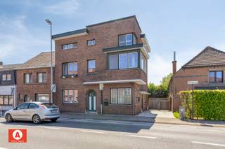 In Baasrode bieden we U deze half-open bebouwing/gezinswoning met een bewoonbare oppervlakte van maar liefst 280 m² mét 5 tot 6 slaapkamers...