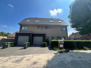 Nabij het centrum van Zwijnaarde vinden we dit ruime gelijkvloersappartement terug! 

De indeling is als volgt: We komen binnen via de nachthal die directe toegang geeft tot de 3 slaapkamers en de badkamer. Verder hebben we een grote leefruimte met veel lichtinval. Verder is er een volledig geïnstalleerde keuken met berging voorzien. Via de keuken is er toegang tot de garage en de extra berging. Verder is er ook een grote, zuidgeoriënteerde tuin aanwezig. 

Meer informatie of een bezoek? 
Contacteer ons!! 