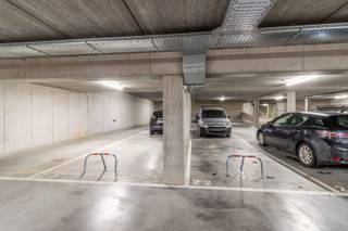 Ondergrondse staanplaats(en) gelegen in het project Sequoia, Devlemincklaan 6 op wandelafstand van het centrum van Halle. Ruime plaats(en) (+- 5,40 x 2,60m) gelegen in een afgesloten parking met automatische toegangspoort (afstandsbediening + code). Verkoop gedeeltelijk onder BTW-stelsel (constructieaandeel 21%) en gedeeltelijk onder registratiestelsel (grondaandeel 12%) - Prijzen vanaf 12.500 euro (excl. kosten)! Garagebox mogelijk!<br />Contacteer ons gerust voor meer info of een bezoek ter plaatse (02/360.15.15 of info@century21prodomo.be) !