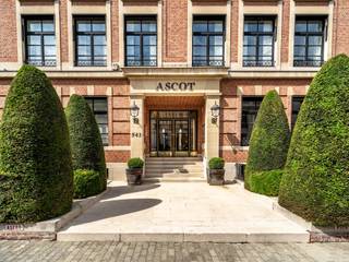 In een privé en veilige omheining aan de rand van het Ter Kamerenbos biedt appartement met een bruto oppervlakte van 307 m ² drie slaapkamers.<br /><br />Het appartement bestaat uit een inkomhal met vestiaire en gastentoilet die leidt naar de woonkamer met decoratieve open haard, de eetkamer en een kantoor. De aparte keuken is volledig uitgerust met een grote lunchruimte en bijkeuken. De Master suite biedt een slaapkamer, een kleedkamer, een badkamer met bubbelbad, douche en in een aparte kamer een grote jacuzzi. Twee andere slaapkamers met kleedkamer maken de set compleet. Het gebouw heeft een fitness- en wellnessruimte voor de bewoners, alleen voor de bewoners. <br /><br />Andere: alarm, videofoon, veiligheidsdeur. Een parkeerplaats op het plein en een garagebox inbegrepen. Kosten: 1.050 € (gemeenschappelijke kosten, conciërge, beveiliging, verwarming, water). EPC: D<br /><br />Het Bosquare is gelegen in een rustige en licht geïsoleerde omgeving aan de rand van het Ter Kamerenbos. Het is gunstig gelegen nabij Louizalaan. Gemakkelijke en snelle toegang tot openbaar vervoer (bus, metro, tram en gemakkelijke toegang tot de omliggende gemeenten.<br /><br />Neem voor meer informatie contact op met Laurence Ballaux op + 32 (0) 2640 08 01.