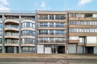 Bent u op zoek naar een veilige en praktische parkeer- of opslagmogelijkheid in Oostende? Ontdek dan deze afgesloten garage, gelegen in het garagecomplex Tennis Garden. De garage bevindt zich op het gelijkvloers, waardoor ze bijzonder vlot en gemakkelijk toegankelijk is. Ideaal voor het veilig stallen van uw wagen, fietsen of als extra bergruimte. Deze garage biedt een interessante opportuniteit voor zowel eigen gebruik als investering. Interesse? Contacteer ons vandaag nog voor meer informatie of een bezoek ter plaatse.