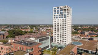 Op de 8e verdieping van de Turnovatoren bevindt zich dit stijlvol en hoogwaardig afgewerkt appartement van 129 m² met 2 slaapkamers, 2 badkamers...