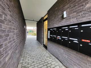 <p><span>Exclusief gelijkvloers appartement met uitzonderlijke tuin nabij Hasselt-centrum. </span></p><p><span>Ben je op zoek naar een instapklaar appartement met hoogwaardige afwerking, een doordachte indeling en een uitzonderlijk grote, volledig afgesloten tuin? Dit exclusief gelijkvloers appartement combineert het comfort van modern wonen met het gevoel van een private residentie. Dankzij de hoge plafonds, die tegenwoordig nog zelden voorkomen in appartementen, geniet je hier van een uitzonderlijke ruimtelijkheid en een luxueuze uitstraling.</span></p><p><span>Via de private inkom betreed je een ruime en overzichtelijke hal die toegang biedt tot alle vertrekken. Rechts bevinden zich het gastentoilet en een aparte berging/technische ruimte met praktische opbergmogelijkheden. Links liggen twee volwaardige slaapkamers, beide met een mooi zicht op de groenrijke, volledig ingerichte tuin.</span></p><p><span>De stijlvol afgewerkte badkamer is voorzien van een ruime inloopdouche en kwaliteitsvolle materialen, wat zorgt voor een tijdloze en elegante afwerking.</span></p><p><span>Aan het einde van de hal brengt een elegante glazen deur je naar de lichtrijke keuken. De royale raampartijen zorgen voor aangenaam daglicht en geven rechtstreeks toegang tot het ruime terras en de grote, volledig omheinde tuin. Deze buitenruimte vormt een absolute meerwaarde voor wie houdt van privacy, rust en het buitenleven.</span></p><p><span>De leefruimte sluit naadloos aan op de keuken en wordt dankzij de hoge plafonds en het open karakter ervaren als bijzonder ruim en uitnodigend. De combinatie van ruimte, licht en zicht op zowel de voor- als achterzijde van het gebouw creëert een aangename, hoogwaardige woonbeleving.</span></p><p><span>Het appartement beschikt bovendien over een ondergrondse garage en een extra private berging, wat het totaalcomfort nog verder verhoogt.</span></p><p><span>Troeven:</span></p><p><span>-Unieke, volledig omheinde en onderhoudsvriendelijke tuin<br />-Hoge plafonds die zorgen voor een uitzonderlijke ruimtebeleving en luxueuze uitstraling<br />-Private, afzonderlijke inkom voor optimale discretie<br />-Ondergrondse garage + extra private berging<br />-Lichtrijke ruimtes dankzij grote raampartijen<br />-Terras rechtstreeks aansluitend op keuken en leefruimte<br />-Slechts 5 minuten van Hasselt-centrum<br />-Kwalitatief afgewerkt en volledig instapklaar</span></p><p><span>Contact:</span></p><p><span><br /></span><span>Jemar Vastgoed<br />E-mail: Ercan@jemar.be<br />GSM: 0484 06 68 92</span></p>