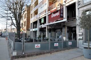 <p>Op een toplocatie midden de stad Mortsel, verkopen we dit duplex handelspand inclusief de inrichting. Een opportuniteit voor iemand met horecaplannen. Het goed georiënteerde terras is een pluspunt. Door zijn duplex concept biedy dit inspirerende mogelijkheden.<br /><br /><strong>GELIJKVLOERS<br /></strong>Inkomsas met apart toilet en wastafel<br />Gelagzaal (6,50 x 15,40) met toog<br />Professionele keuken<br />Toegang naar kelder (ca 35 m²)<br />Terras (6,50 x 5,00)<br /><br /><strong>MEZZANINE</strong><br />Via brede open trap naar de mezzanine waar we nog eens 65 m² gelagzaal hebben.<br />Apart sanitair vrouwen en mannen.<br /><br /><strong>BIJZONDERHEDEN</strong><br />De ganse inrichting is inbegrepen in de verkoop.<br />Beschikbaar bij akte.<br />Gemeenschappelijke kosten: circa € 375 / maand (verwarming, water, verzekering, onderhoud, minuterie, syndicus,...)<br /><br />Meer info via tel. +32 474 101 101.</p>