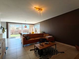 Bij het betreden van het appartement kom je in de inkomhal, die toegang geeft tot de gezellige woonkamer. Aansluitend bevindt zich de...