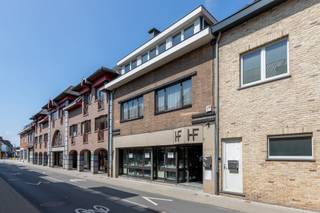 Deze centraal gelegen woning met 5 (!) slaapkamers, dakterras en tuin biedt enorm veel mogelijkheden. De winkelruimte op het gelijkvloers...