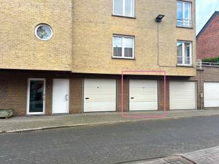 Ben je op zoek naar een gezellig en lichtrijk appartement in Mechelen? Dit charmante appartement op de eerste verdieping combineert ruimte, comfort en rust, op een aangename locatie in de stad, met winkels, voorzieningen en openbaar vervoer binnen handbereik.<br /><br />Het appartement beschikt over een inkomhal met aparte toilet, een ruime eetkamer en woonkamer met open, volledig ingerichte keuken, twee volwaardige slaapkamers en een badkamer uitgerust met een douche, bad en lavabo. Daarnaast is er een praktische berging met aansluitingen voor een wasmachine en droogkast. Het appartement heeft overal rolluiken en langs het terras zijn ze automatisch. <br /><br />Een absolute troef is het ruime terras, dat rechtstreeks toegankelijk is vanuit de woonkamer en de ideale plek vormt om heerlijk te ontspannen. Bovendien beschikt het appartement over een grote garage met automatiche poort, wat zorgt voor extra comfort en opbergruimte.<br /><br />Huurprijs: € 1.050 per maand<br />Gemeenschappelijke kosten: € 64 per maand<br />Bewoonbare oppervlakte: 105 m²<br />EPC: B – 121 kWh/m²/jaar<br />Extra troeven: ruim terras en grote garage<br /><br />Interesse in dit appartement? Stuur een mailtje naar info@immosir.be en we plannen graag een bezoek in!
