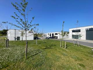 <p>Op zoek naar een vlot bereikbare bedrijfsruimte met groeipotentieel? Dit <strong>KMO pand van 337,60 m²</strong> bevindt zich in <strong>Business Park Aero</strong>, een recent en actief bedrijvenpark vlak bij de luchthaven van Charleroi.</p><p>De omgeving is volledig ingericht en meerdere ondernemingen zijn hier al operationeel. Dat zorgt voor een professionele setting waar ondernemen vanzelfsprekend wordt. De unit is modulair opgebouwd en kan eenvoudig aangepast worden aan de noden van je activiteit.</p><h3>Wat mag je verwachten?</h3><ul><li><p>337,60 m² functionele bedrijfsruimte</p></li><li><p>privatieve parkeerplaatsen</p></li><li><p>aparte inkom</p></li><li><p>mogelijkheid tot mezzanine</p></li><li><p>flexibele indeling met multifunctioneel gebruik</p></li></ul><p>Deze KMO unit is geschikt voor uiteenlopende activiteiten zoals opslag, werkplaats, atelier, magazijn of kantoorruimte. Indien gewenst kunnen units gecombineerd worden.</p><h3>Centrale ligging</h3><ul><li><p>snelle verbinding met E420 en N568</p></li><li><p>vlak bij de luchthaven van Charleroi</p></li><li><p>15 minuten van centrum Charleroi</p></li><li><p>vlotte bereikbaarheid richting Nijvel en La Louvière</p></li></ul><p>In de nabije omgeving vind je supermarkten, horecazaken, banken en tankstations.</p><p><strong>Adres:</strong> Rue de Bordeaux, 6040 Charleroi</p><p>Meer weten of een bezoek plannen?<br />Bel <strong>+32 472 89 60 18</strong>.</p>