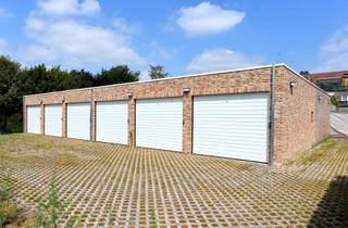 Gesloten garageboxen te huur in het centrum van Essen, ideaal voor het veilig stallen van uw auto of als extra opslagruimte. De boxen zijn gemakkelijk bereikbaar en bieden een goede bescherming tegen weersinvloeden en diefstal. Aantal: 6. Poort opening: breedte 2,82m / hoogte 2,23m. Box breedte 3m / 6m diep/ 2,61m hoog. De maandelijkse huur per box bedraagt €150 en de borg bedraagt drie maanden huur.