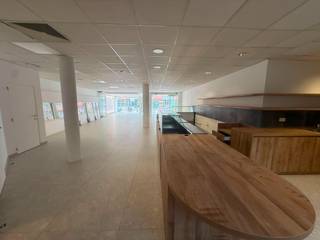 Bent u op zoek naar een ruim en modern handelspand op een absolute toplocatie aan de Belgische kust? Dit multifunctionele handelspand in Oostduinkerke-Bad combineert een uitstekende bereikbaarheid met een strategische ligging en een prachtige visibiliteit. De gelijkvloerse handelsruimte van maar liefst 320 m² geniet van een uniek zeezicht vanuit de Leopold II-laan en kijkt uit op de Albert I-laan. Bovendien is er de mogelijkheid om een buitenterras van circa 70 m² te realiseren (mits de nodige vergunningen en toelatingen op initiatief van de huurder). Dankzij de ruime indeling en de veelzijdige mogelijkheden is dit pand uitermate geschikt voor tal van commerciële activiteiten, zoals horeca, retail, een showroom, kantoorruimte of een andere ondernemingsactiviteit. De aanwezige koer en kelder bieden bovendien extra praktische opslag- en gebruiksmogelijkheden. Gelegen nabij 'De Zandvoetjes', 'Zeeman', 'Sweatability', 'Proxi Delhaize', ... <br />De maandelijkse huurprijs bedraagt € 3.950, te vermeerderen met de onroerende voorheffing en de algemene kosten.<br />Interesse in dit unieke handelspand te huur in Oostduinkerke-Bad? Neem vrijblijvend contact op via info@immodelestre.be of bel 054 33 62 52 voor meer informatie of een bezichtiging.