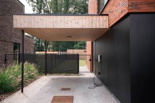 AANKOOP AAN 6% BTW MOGELIJK! (onder de wettelijke voorwaarden)<br /><br />Homixx Vastgoed stelt u deze uitzonderlijke, moderne open bebouwing voor. Gelegen op een mooi perceel van 669 m² combineert deze instapklare woning hedendaags wooncomfort, een doordachte indeling en een uiterst energiezuinige afwerking. Met een uitstekende EPC-score A+ bent u bovendien volledig klaar voor de toekomst.<br /><br />Bij het binnenkomen wordt u verwelkomd in een lichtrijke leefruimte die naadloos aansluit op de volledig ingerichte open keuken, het gezellige hart van de woning. Op het gelijkvloers bevinden zich verder een ruime bureauruimte, ideaal voor thuiswerk maar eveneens perfect in te richten als vierde slaapkamer of hobbyruimte en een praktische bergruimte.<br /><br />De verdieping biedt plaats aan drie volwaardige slaapkamers, waaronder een ruime master bedroom met een stijlvolle dressing voorzien van maatkasten. Daarnaast beschikt de woning over twee moderne badkamers en twee aparte toiletten, wat garant staat voor optimaal comfort voor het hele gezin.<br /><br />Buiten geniet u van een verzorgde tuin rondom de woning. Parkeren kan onder de carport en op de ruime oprit.<br /><br />Ook technisch is deze woning volledig uitgerust met een geothermische warmtepomp, ventilatiesysteem D, zonnepanelen, een thuisbatterij en een laadpaal voor uw elektrische wagen. Kortom, een hypermoderne en duurzame gezinswoning waar u jarenlang zorgeloos kunt wonen.<br /><br />Prijsverdeling:<br /><br />Constructie: € 439.900 excl. btw<br />Grond: € 170.000 excl. registratie